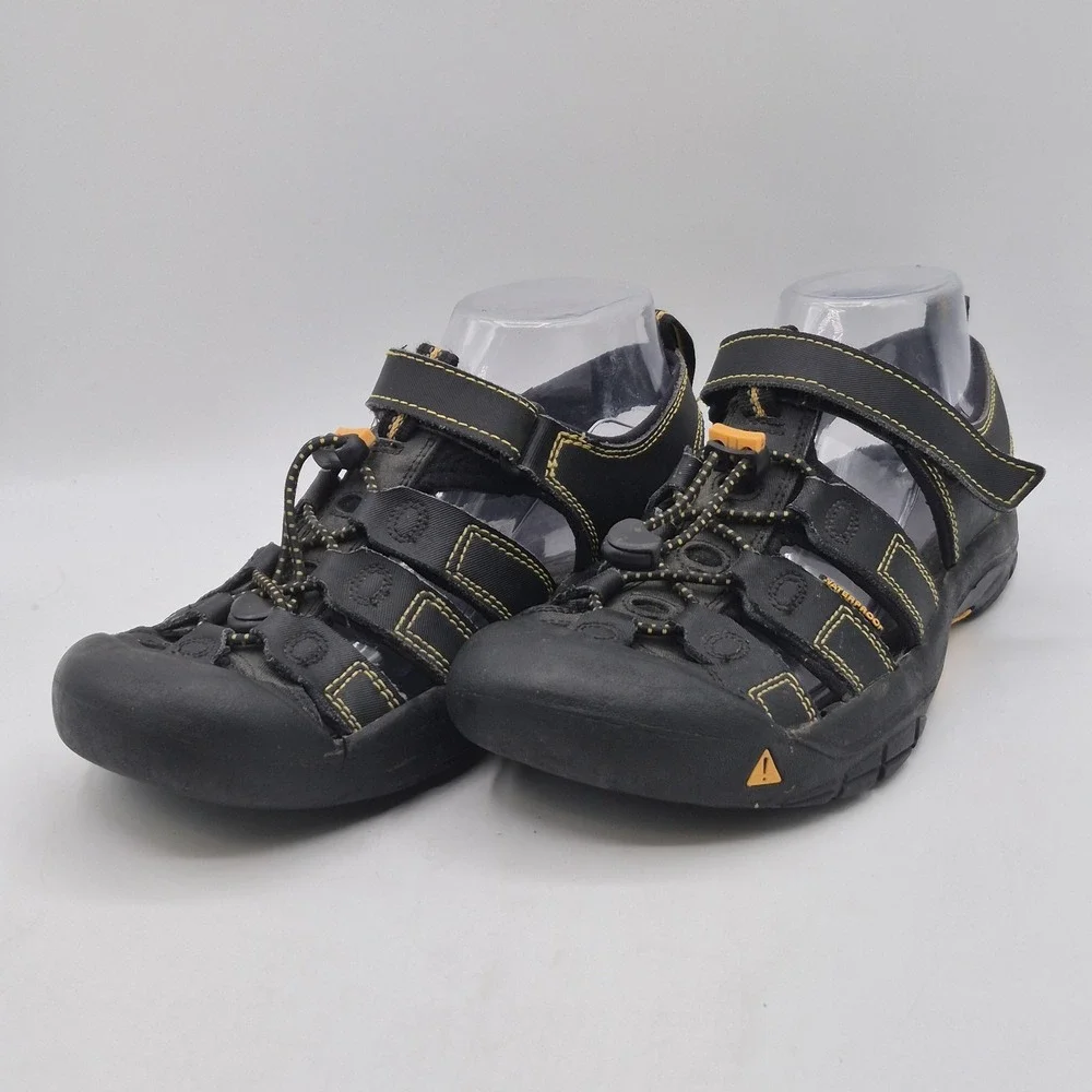 KEEN Sandals Shoes Teens Size 3 Black‎ Closed Toe Water Hiking Outdoor Bungee